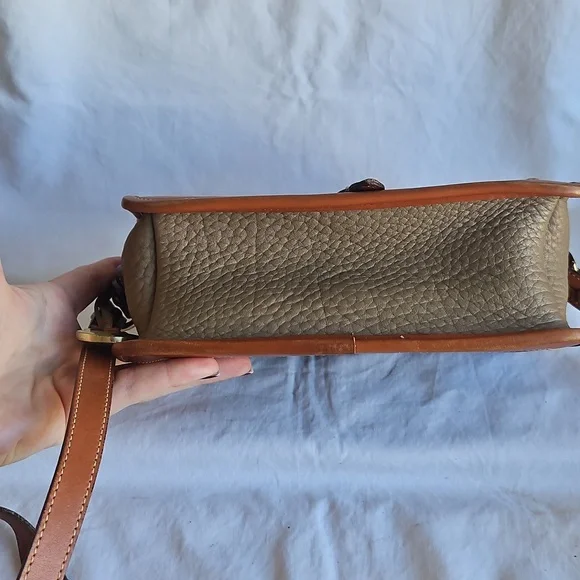 Vintage Dooney & Bourke Classic Tan and Brown Leather Crossbody Bag - Picture 7 of 13